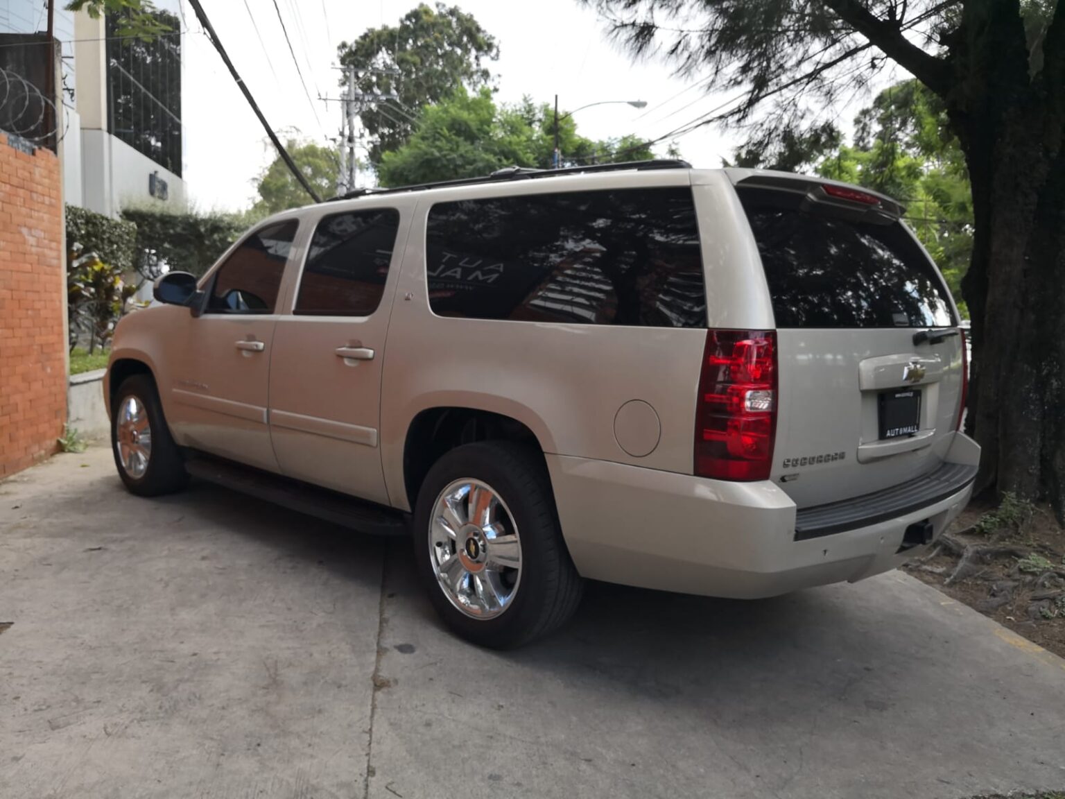 Chevrolet-Suburban-2009-284DSS (1)