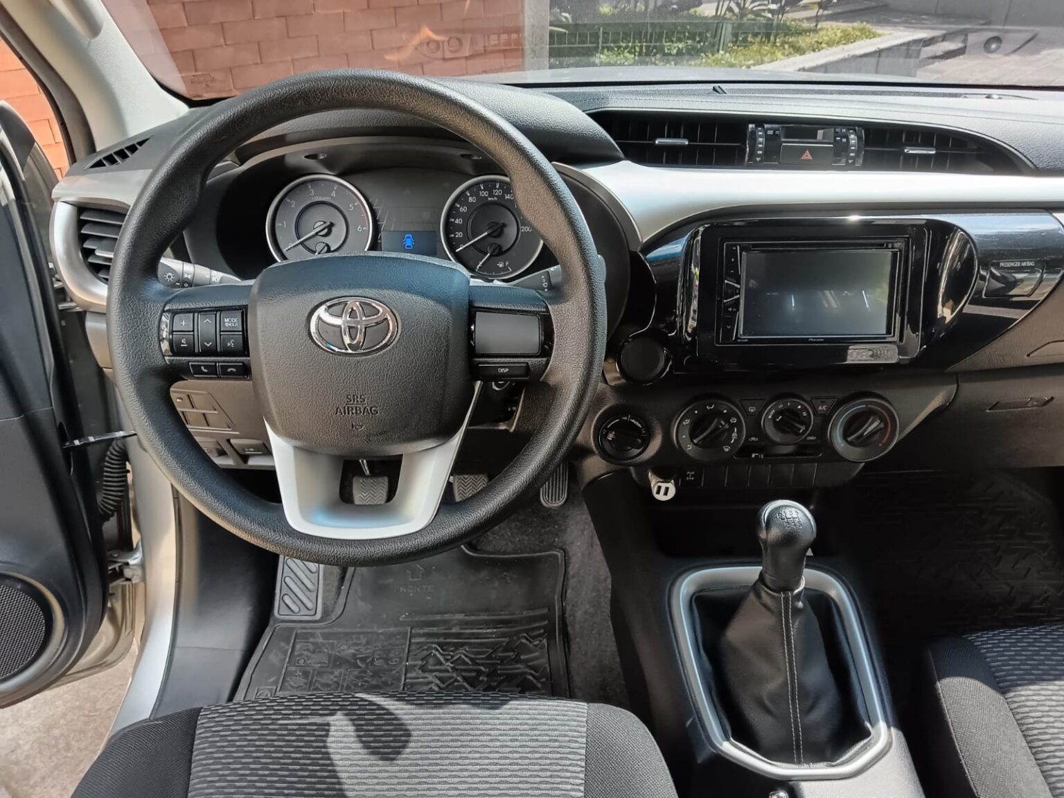 Toyota-Hilux-MT-2019-068JMC (15)