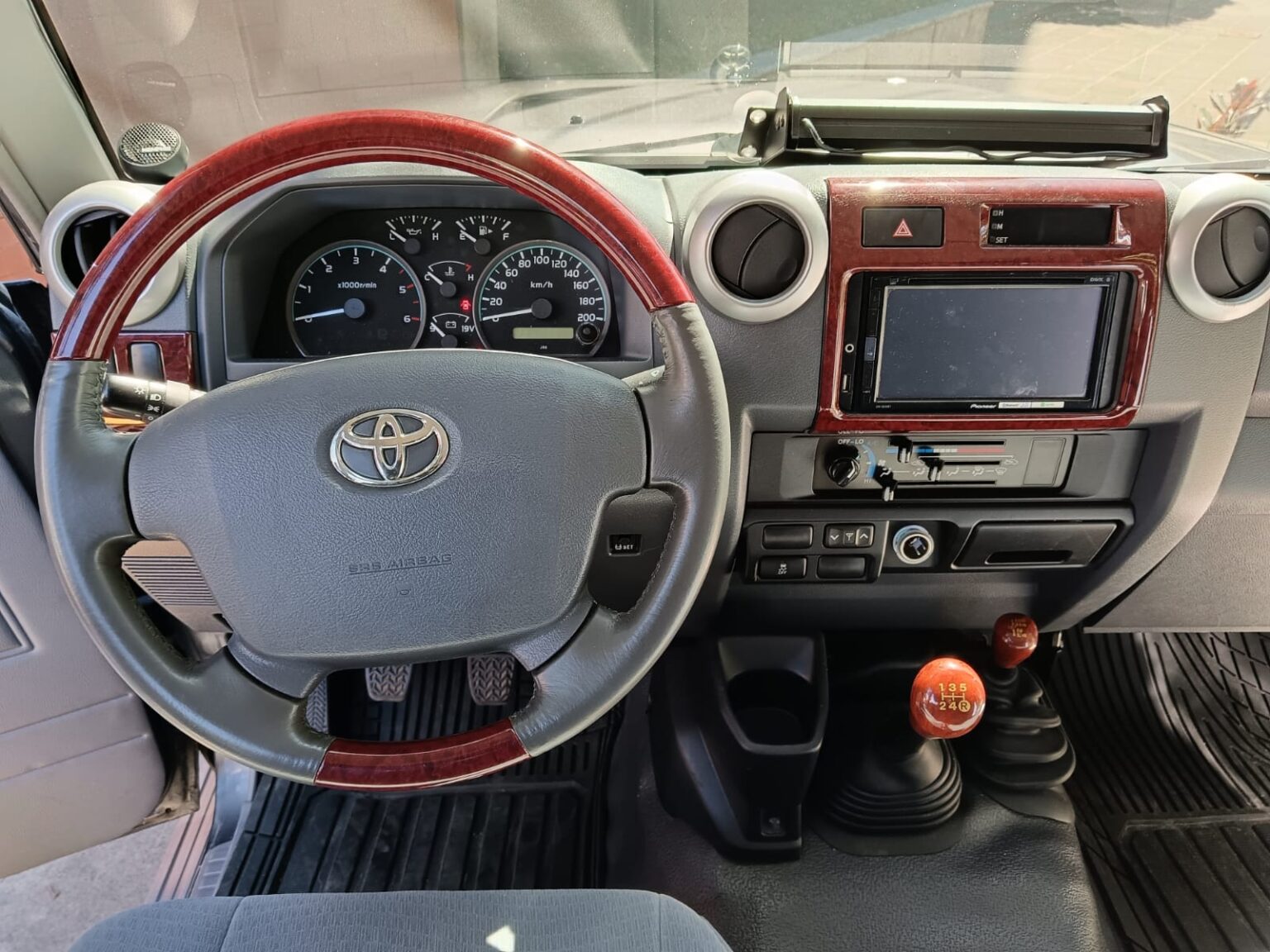 Toyota-Land-Cruiser-V8-Limited-2019-376HYZ (8)