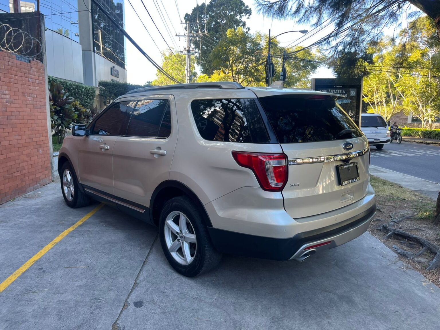 Ford-Explorer-XLT-2017-217GMZ (12)