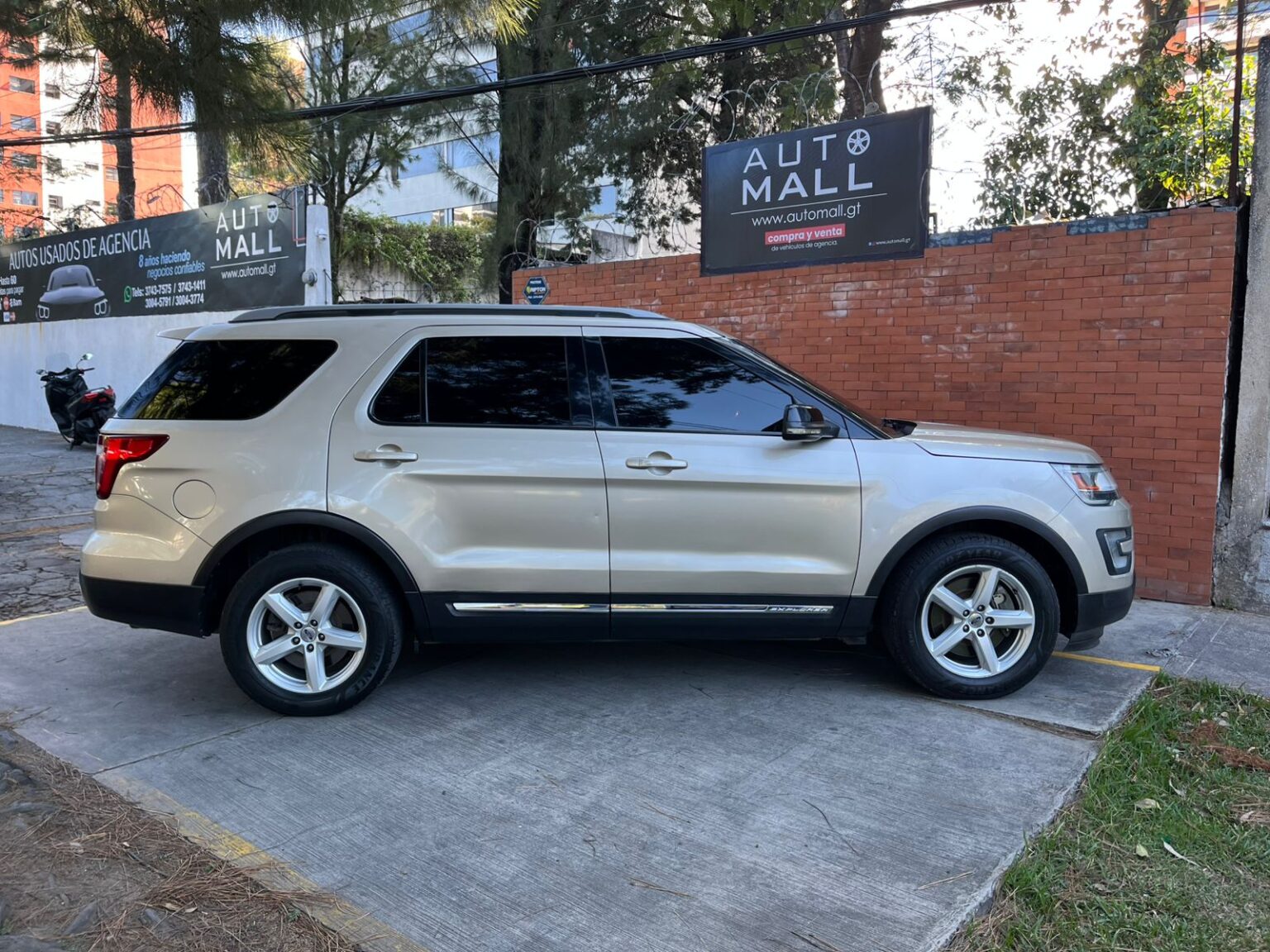 Ford-Explorer-XLT-2017-217GMZ (3)