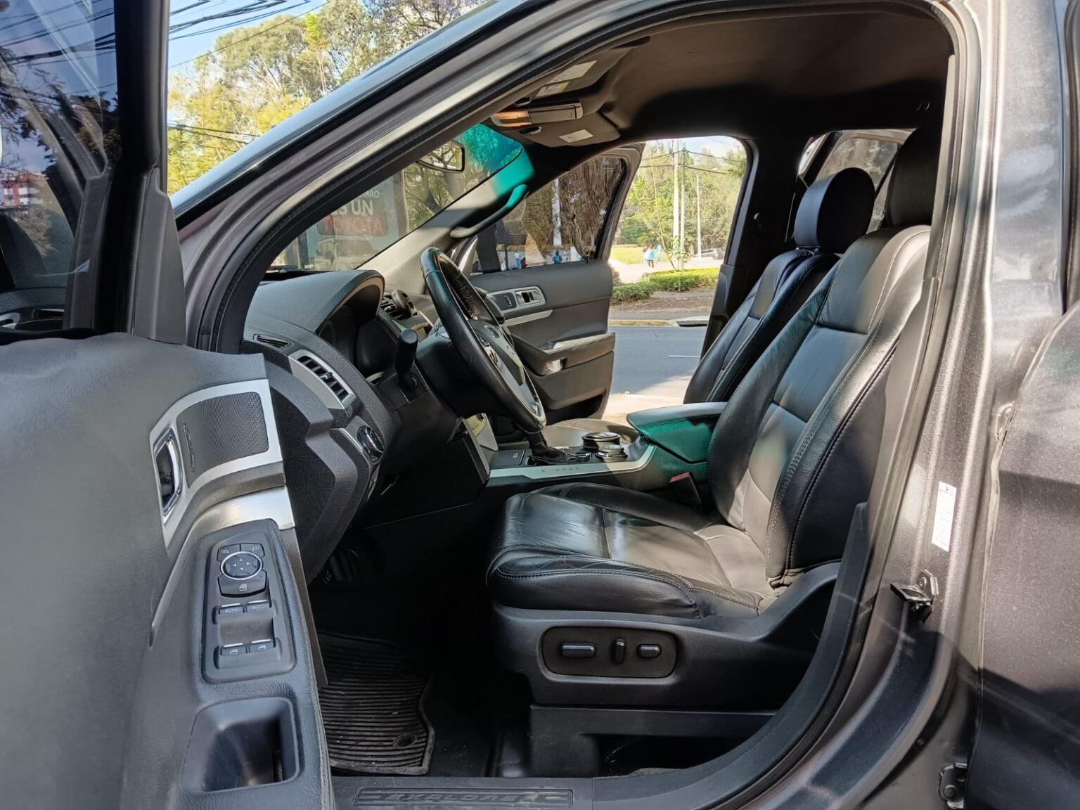Ford-Explorer-XLT-4WD-2014-865FSF (6)