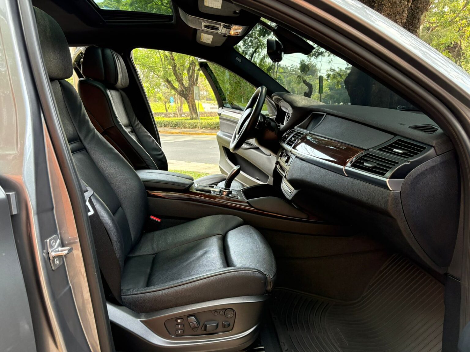 BMW-X6-35i-2011-301KSC (10)
