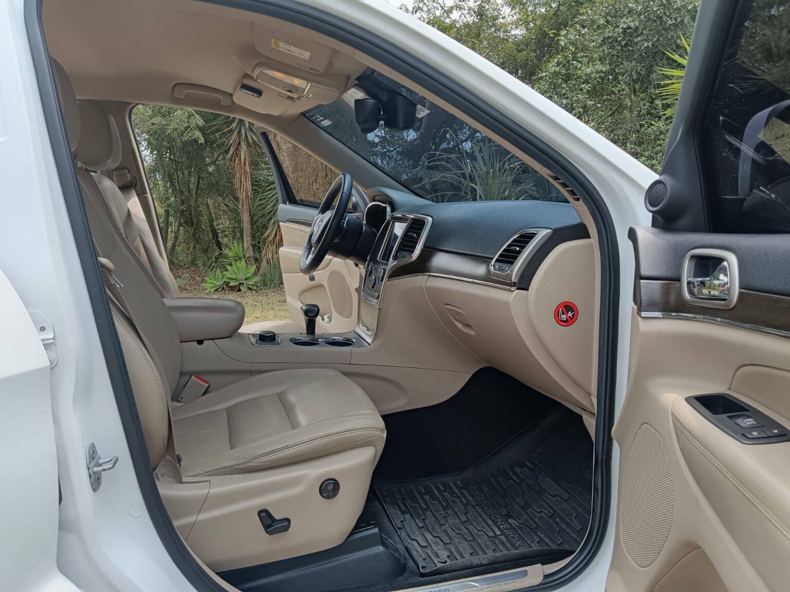 Jeep-Grand-Cherokee-Limited-2014-989FNP (17)