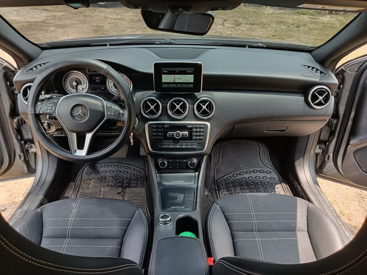 Mercedes-Benz-A200-At-2014-483FNS (2)