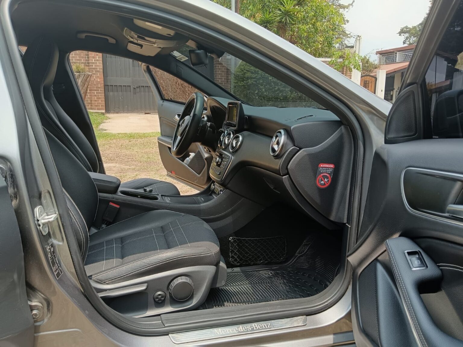 Mercedes-Benz-A200-At-2014-483FNS (4)