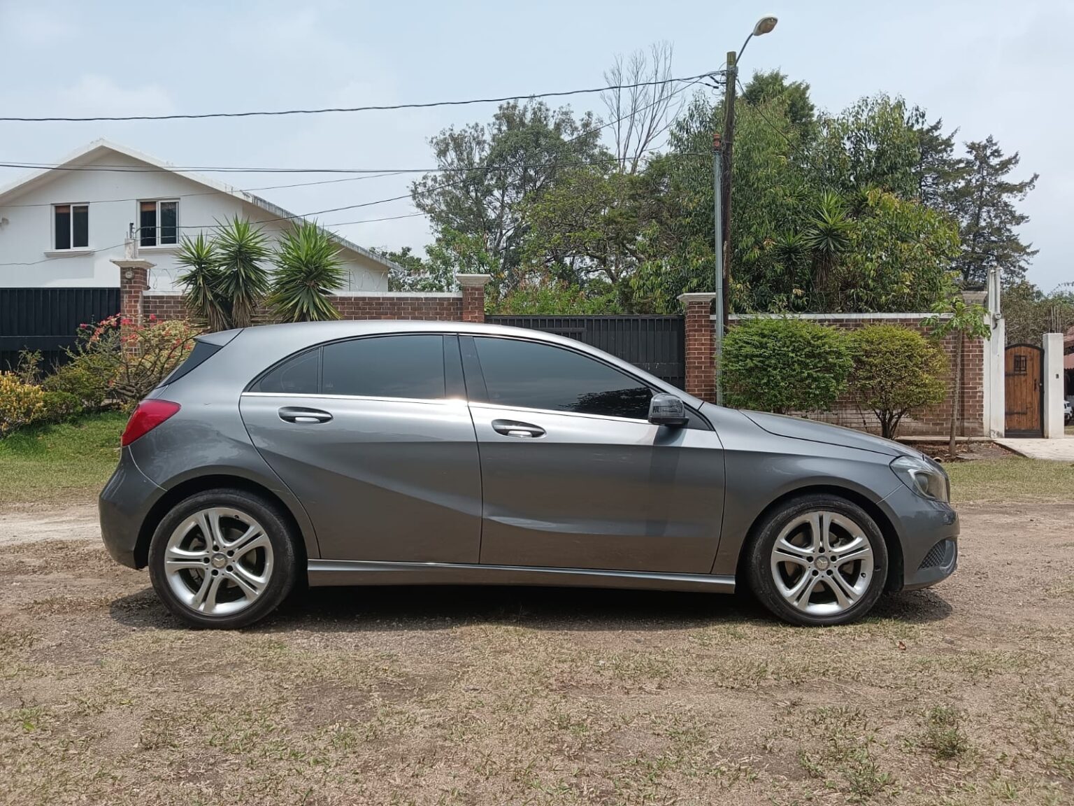 Mercedes-Benz-A200-At-2014-483FNS (9)
