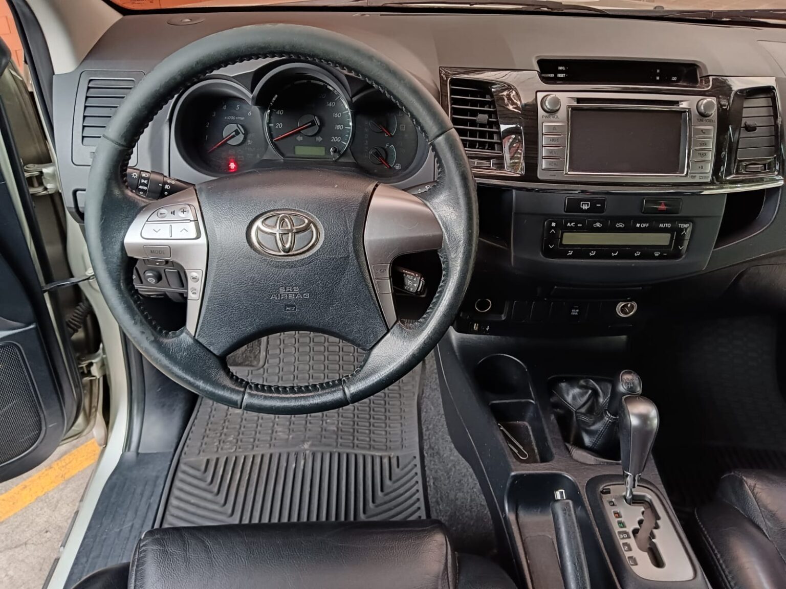 Toyota-Fortuner-2014-680FRD (10)