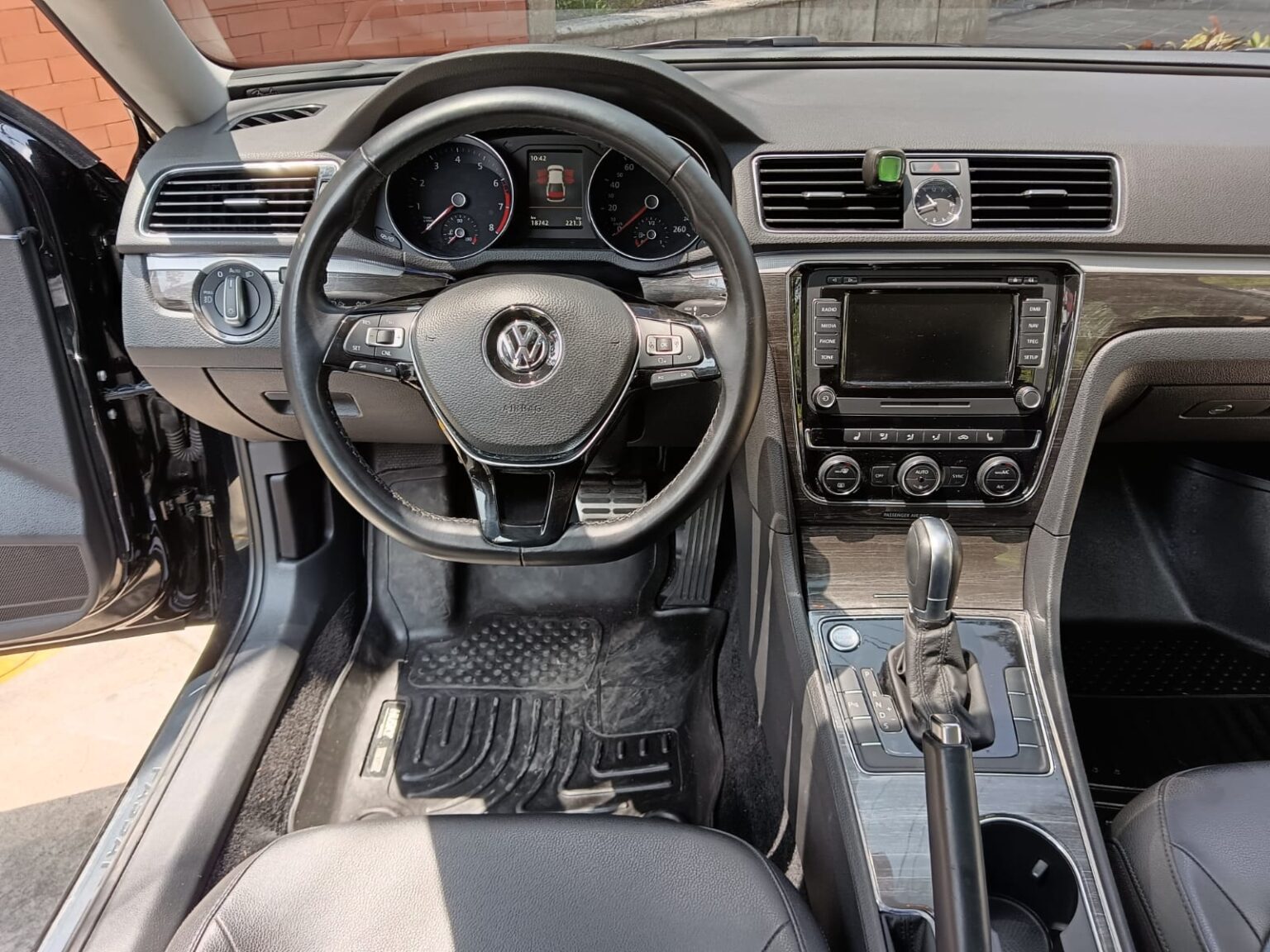 Volkswagen-Passat-2016-817JKC (12)