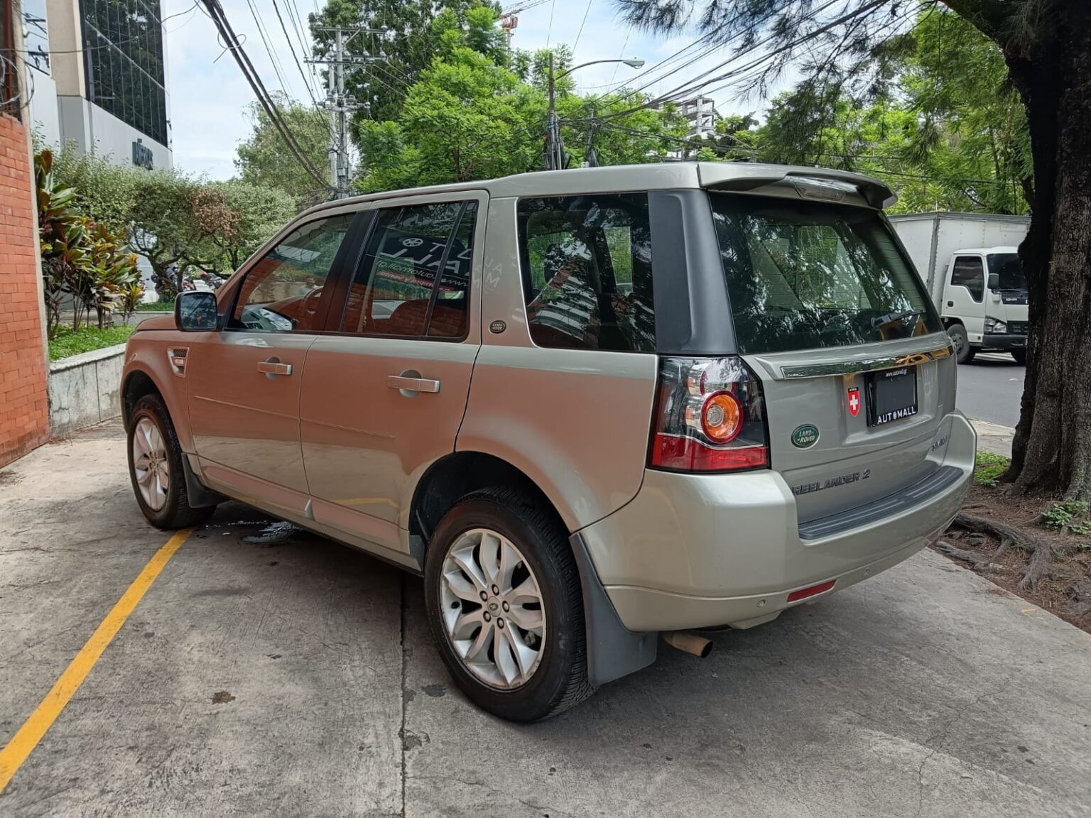 Land-Rover-Freelander-2013-604FNG (2)