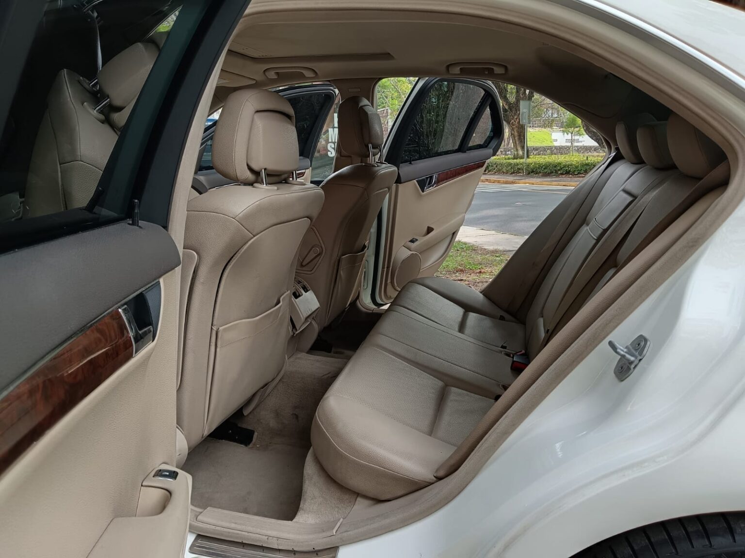 Merccedes-Benz-C300-AWD-2010-433LMR (11)