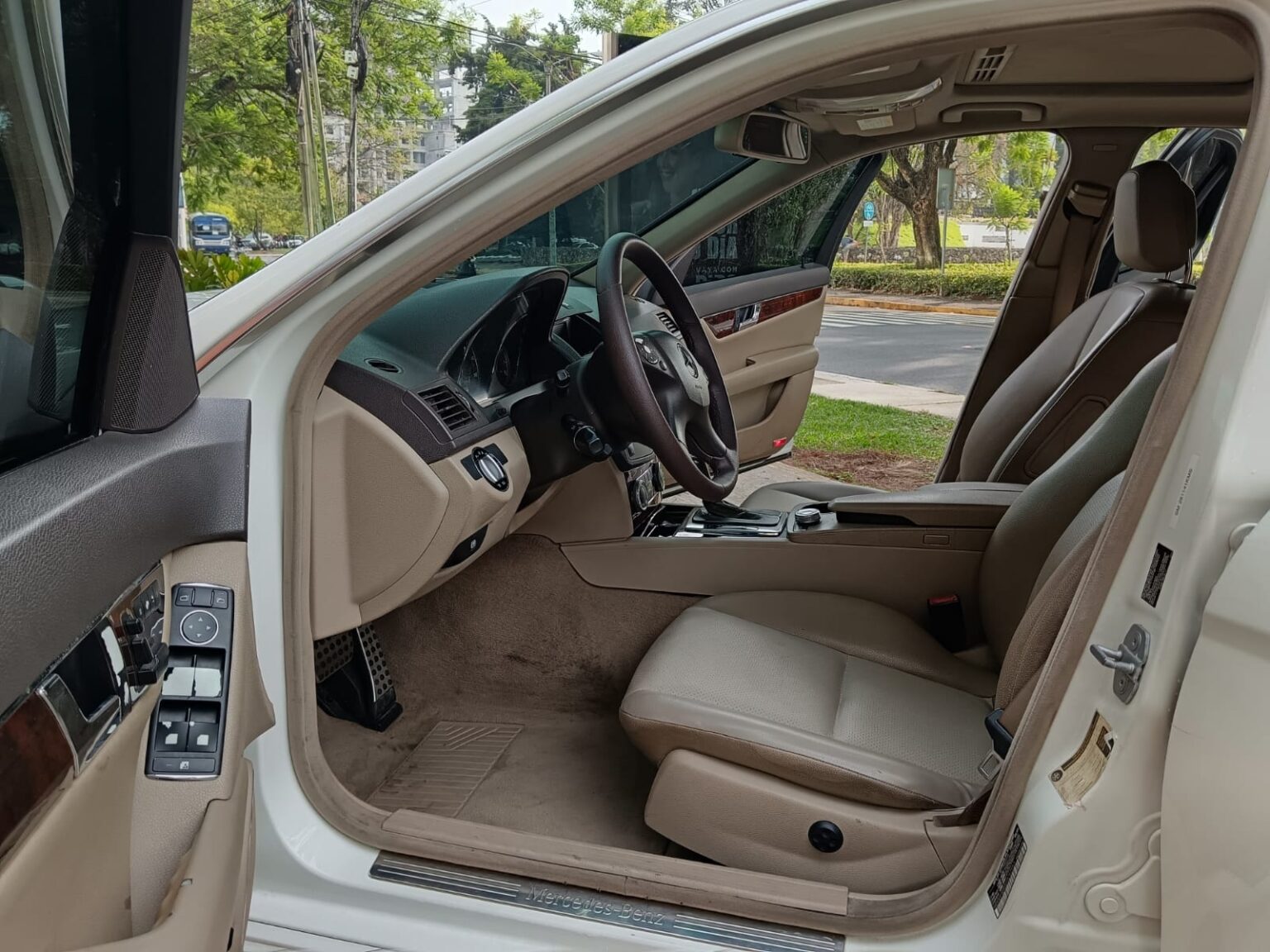 Merccedes-Benz-C300-AWD-2010-433LMR (14)