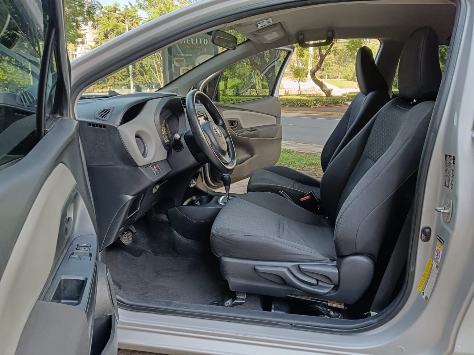 Toyota-Yaris-HB-AT-2015-590GDT (13)