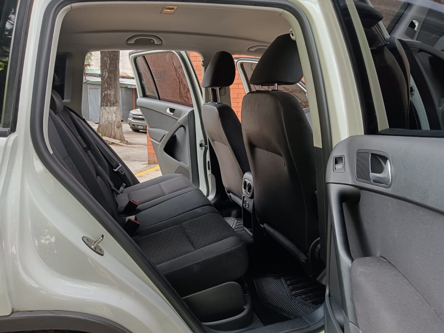 Volkswagen-Tiguan-2014-022FQY (14)
