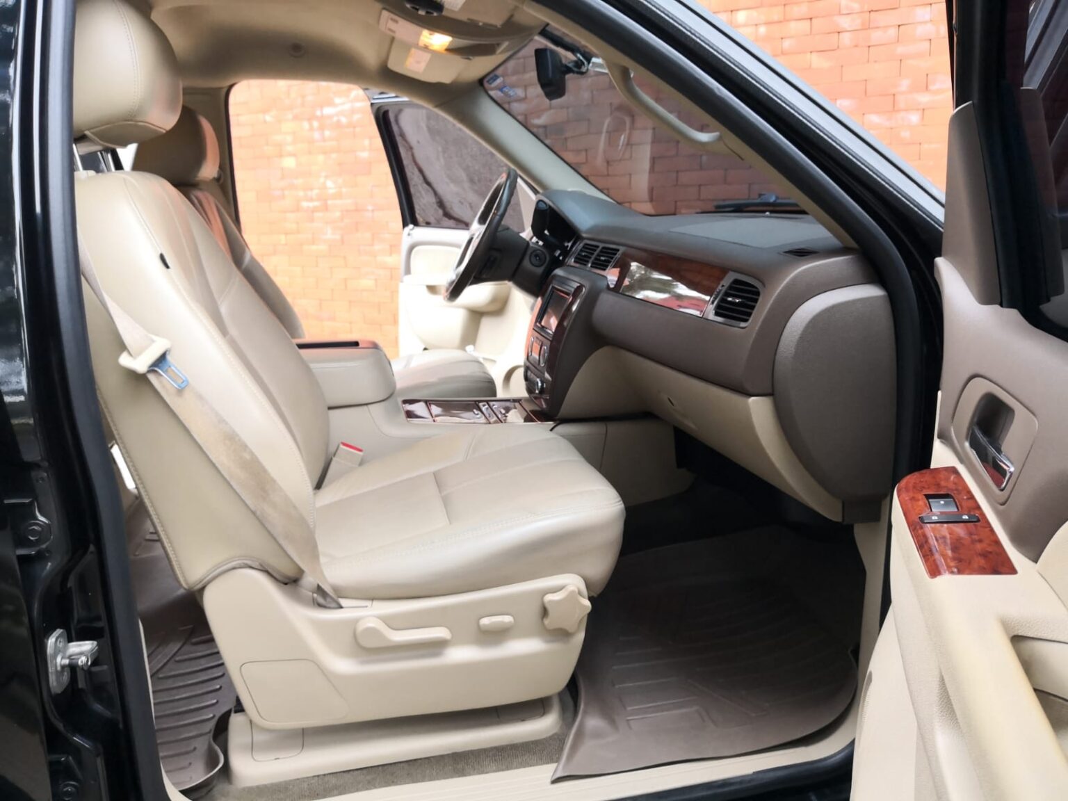 Chevrolet-Suburban-LT-2010-046DVX (10)