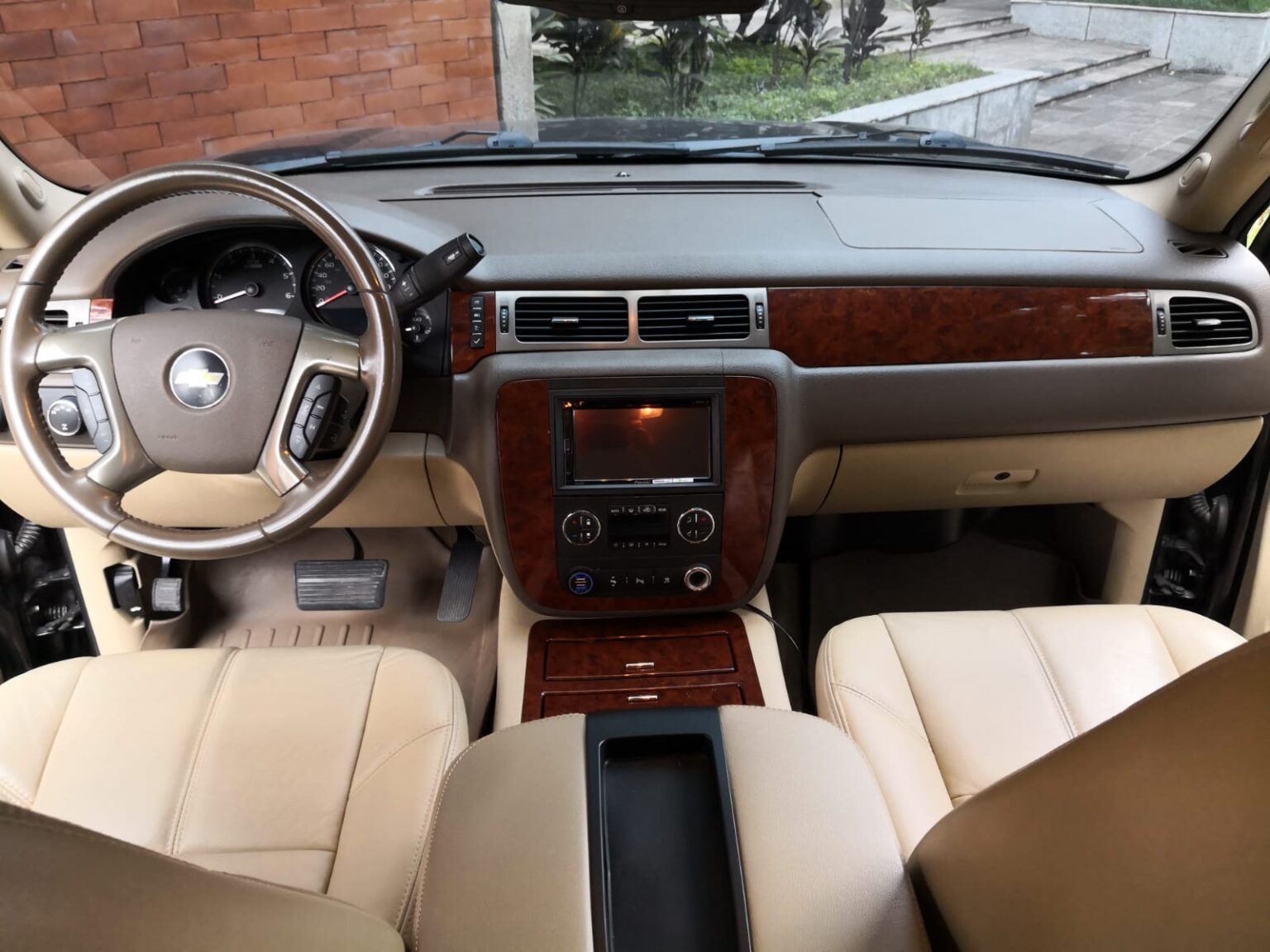 Chevrolet-Suburban-LT-2010-046DVX (14)