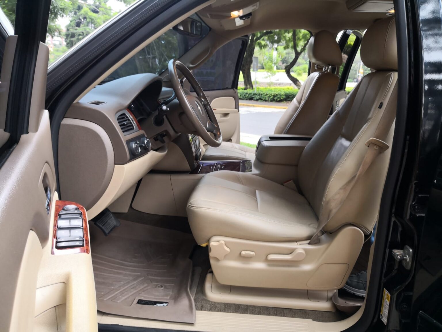 Chevrolet-Suburban-LT-2010-046DVX (18)