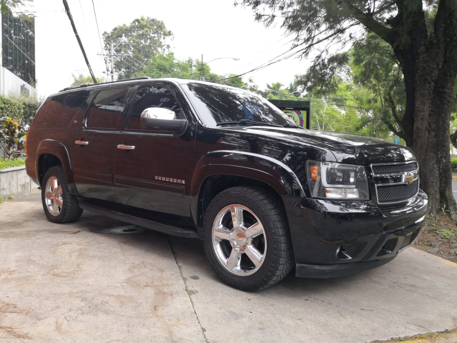 Chevrolet-Suburban-LT-2010-046DVX (5)