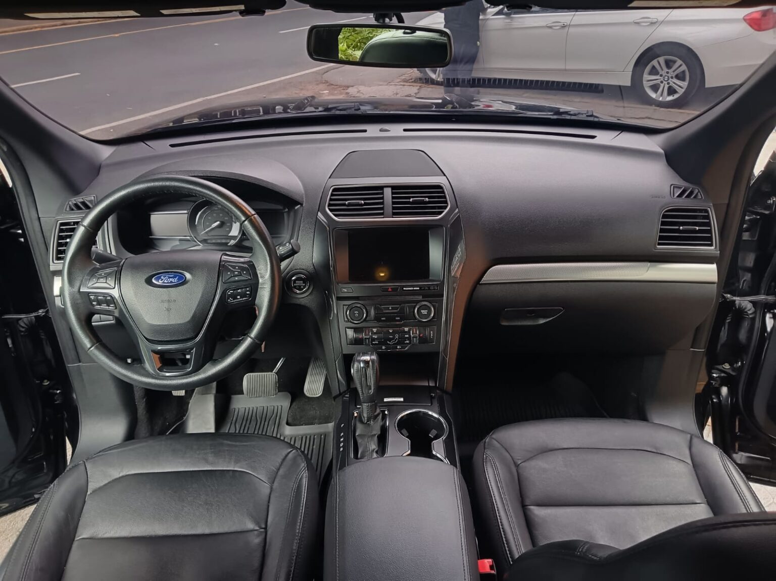 Ford-Explorer-XLT-2018-581JNC (7)