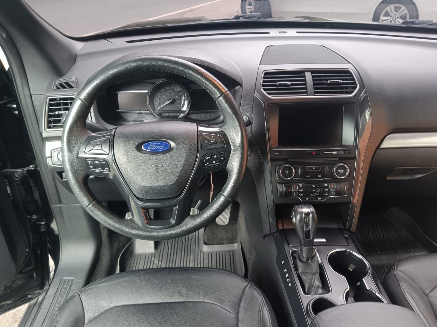 Ford-Explorer-XLT-2018-581JNC (8)