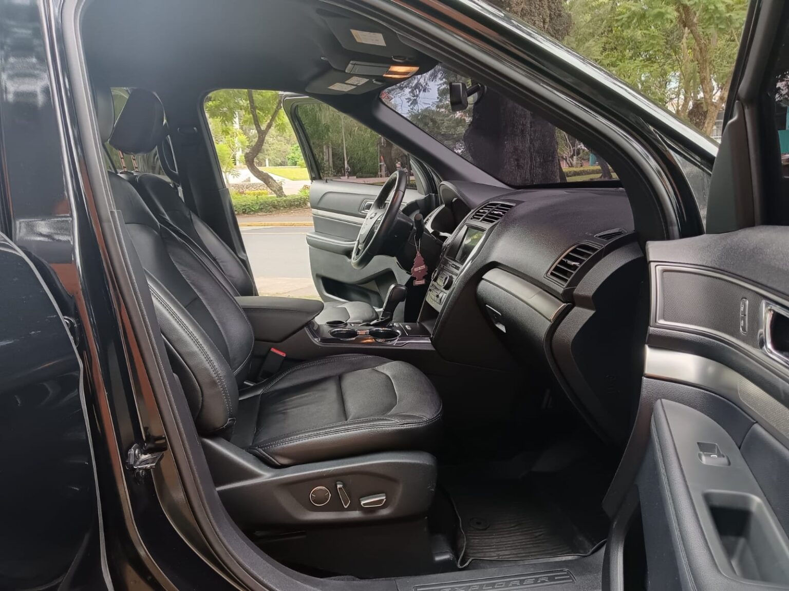 Ford-Explorer-XLT-2018-581JNC (9)