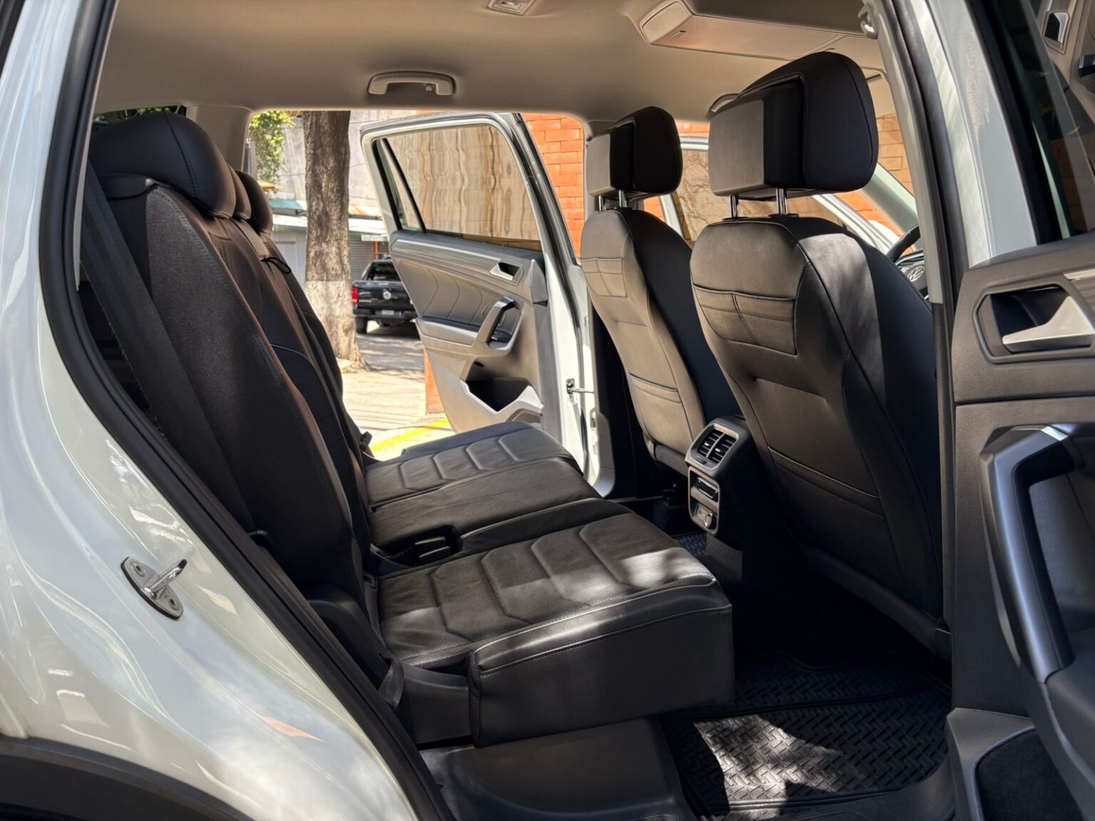 Volkswagen-Tiguan-2023-212KLN (12)