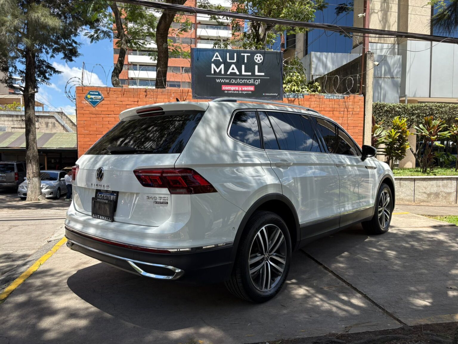 Volkswagen-Tiguan-2023-212KLN (5)