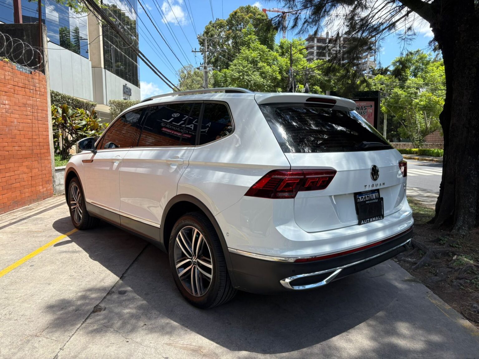 Volkswagen-Tiguan-2023-212KLN (7)
