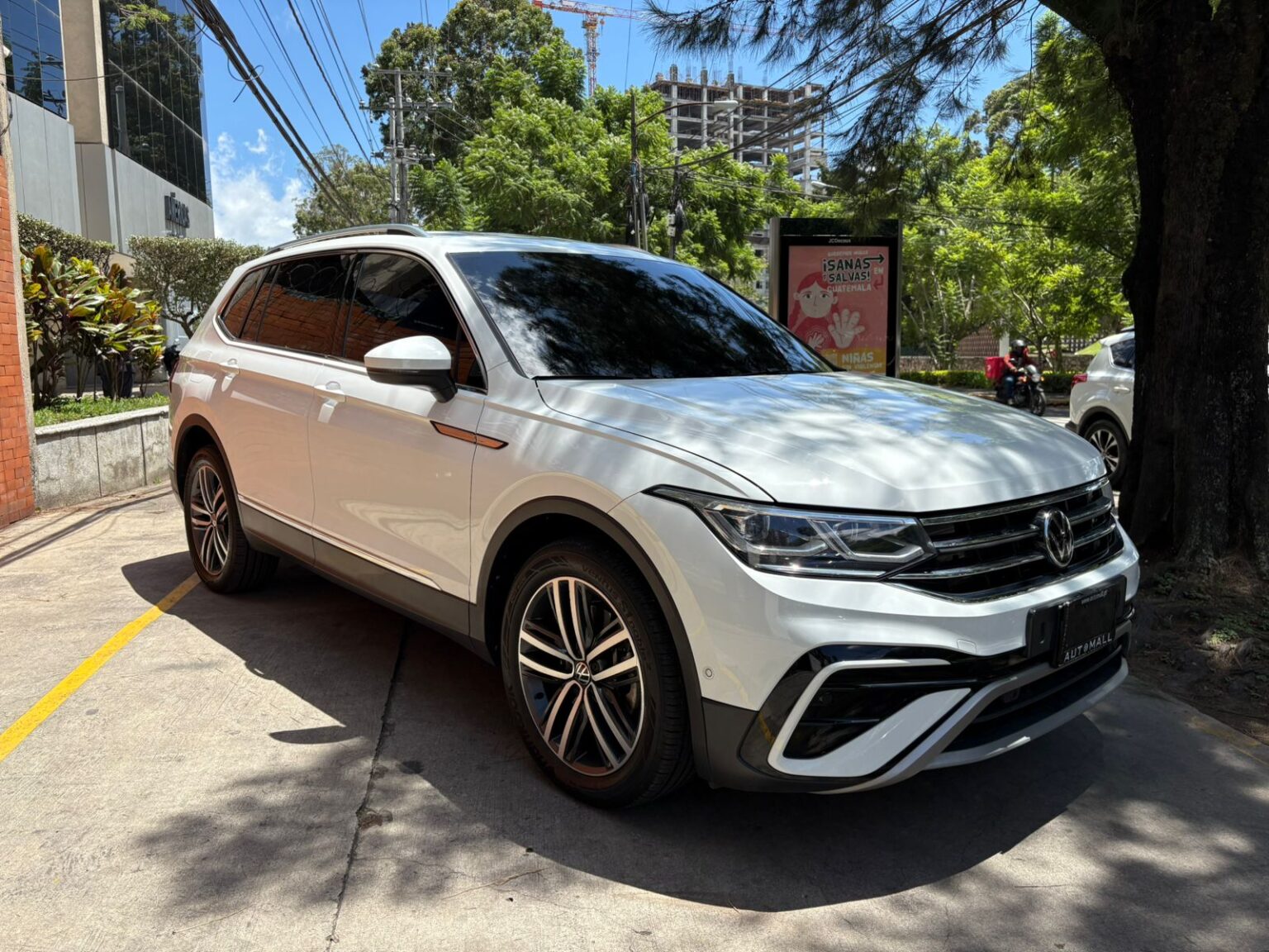 Volkswagen-Tiguan-2023-212KLN (8)