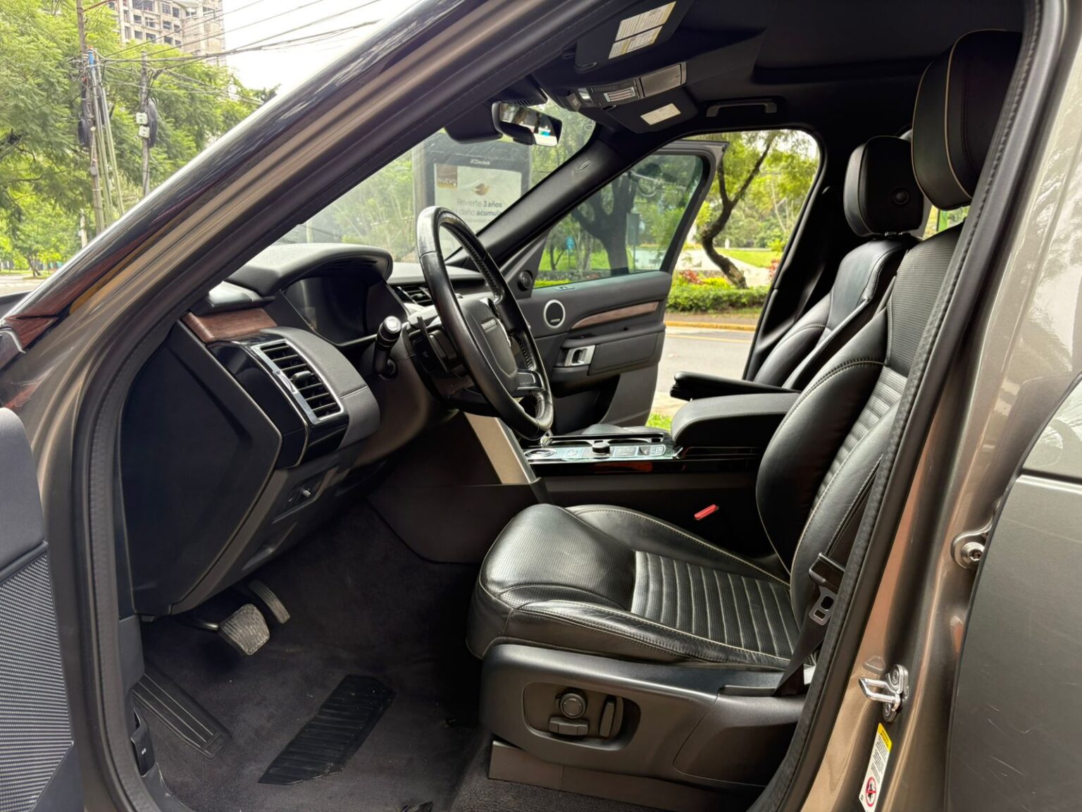 Land-Rover-Discovery-HSE-2020-104LDC (14)