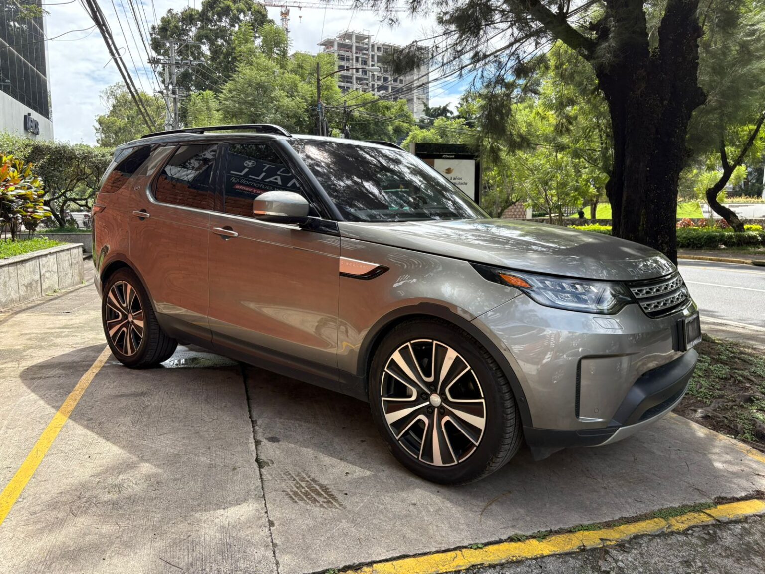 Land-Rover-Discovery-HSE-2020-104LDC (2)