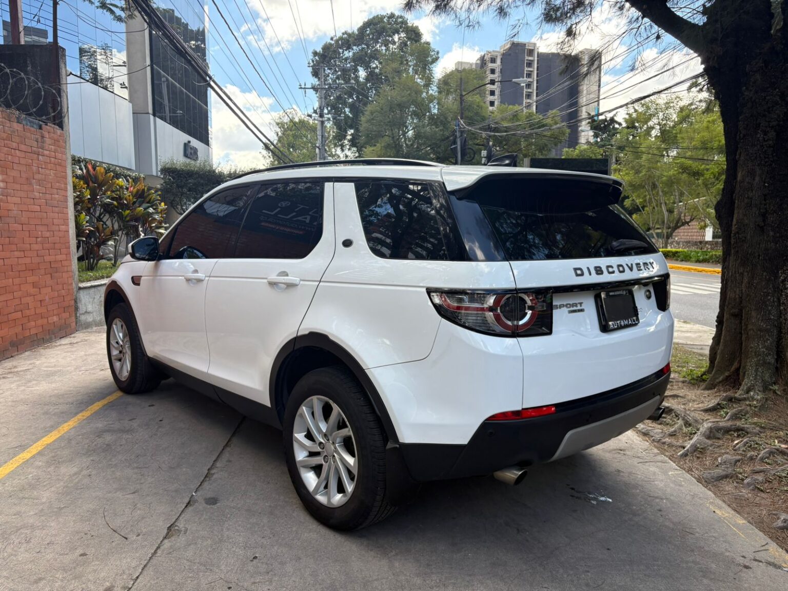 Land-Rover-Discovery-Sport-2017-677GTH (15)