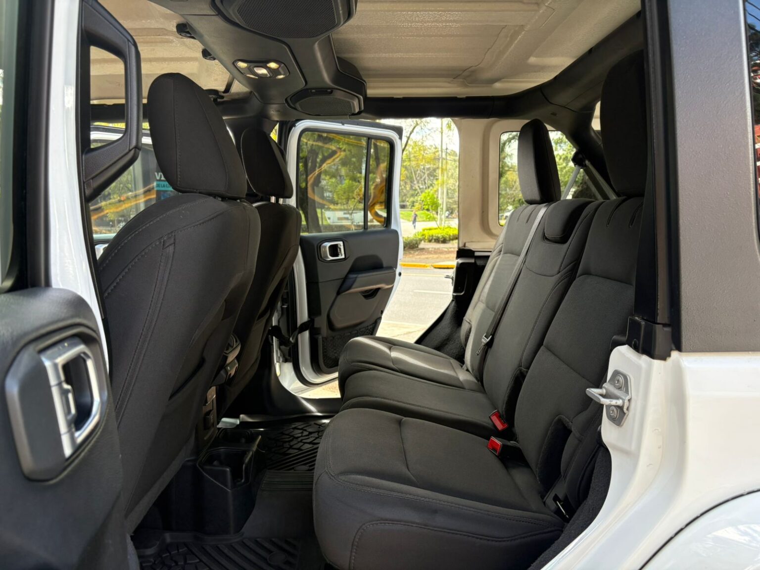 Jeep-Wrangler-Sahara-2019-764HRV (17)