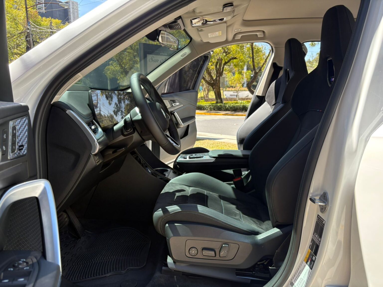 BMW-iX1-2025-861LGY (8)