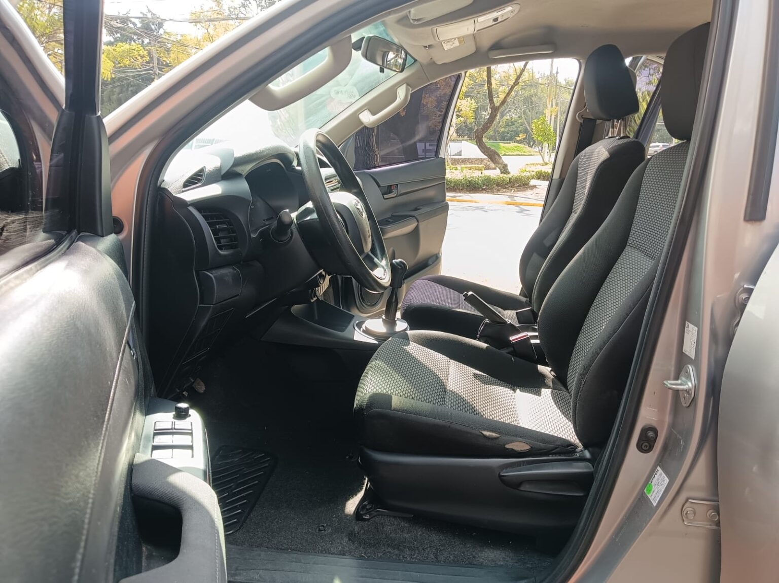 Toyota-Hilux-MT-2023-568KHZ (11)