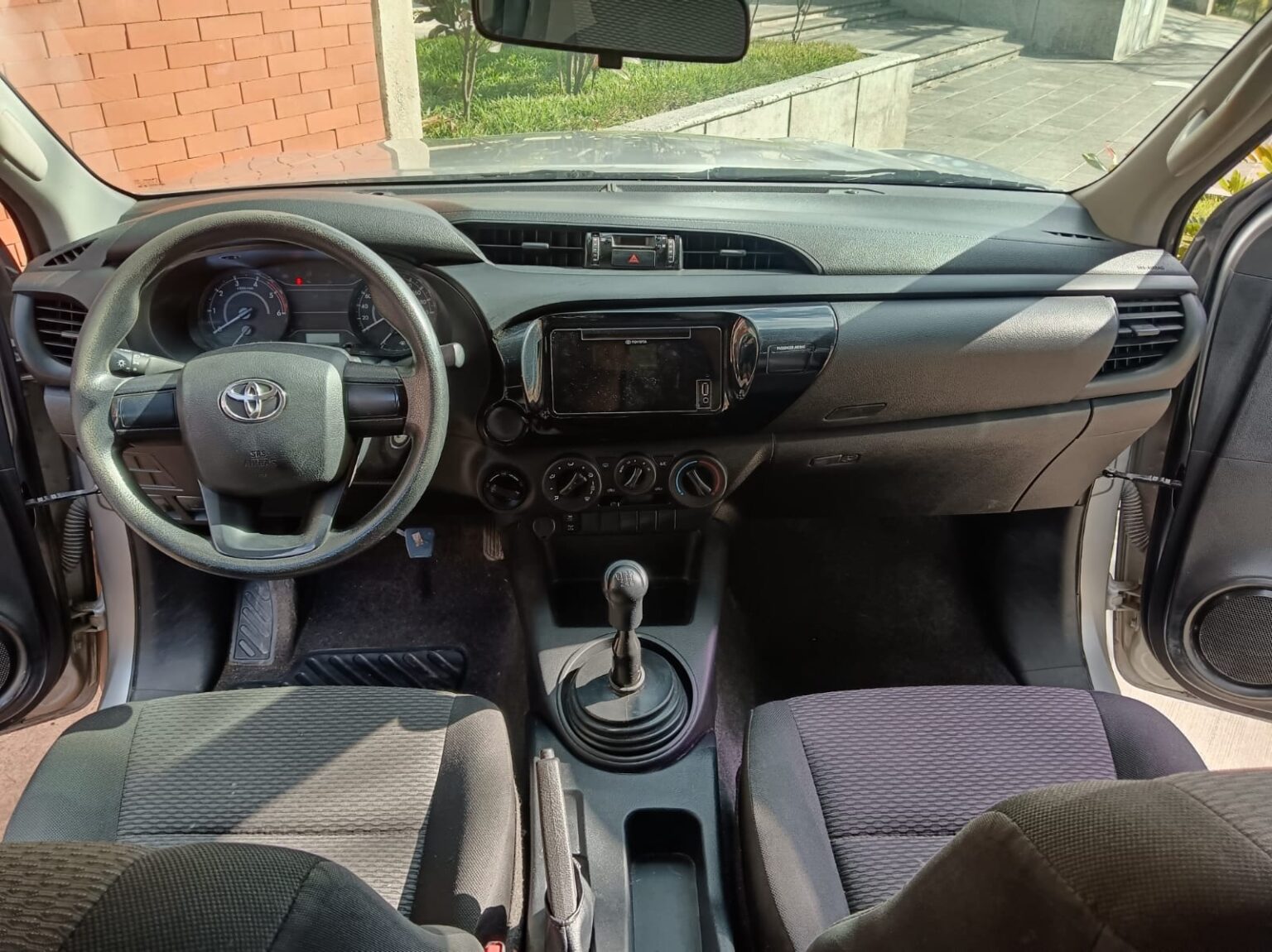 Toyota-Hilux-MT-2023-568KHZ (12)