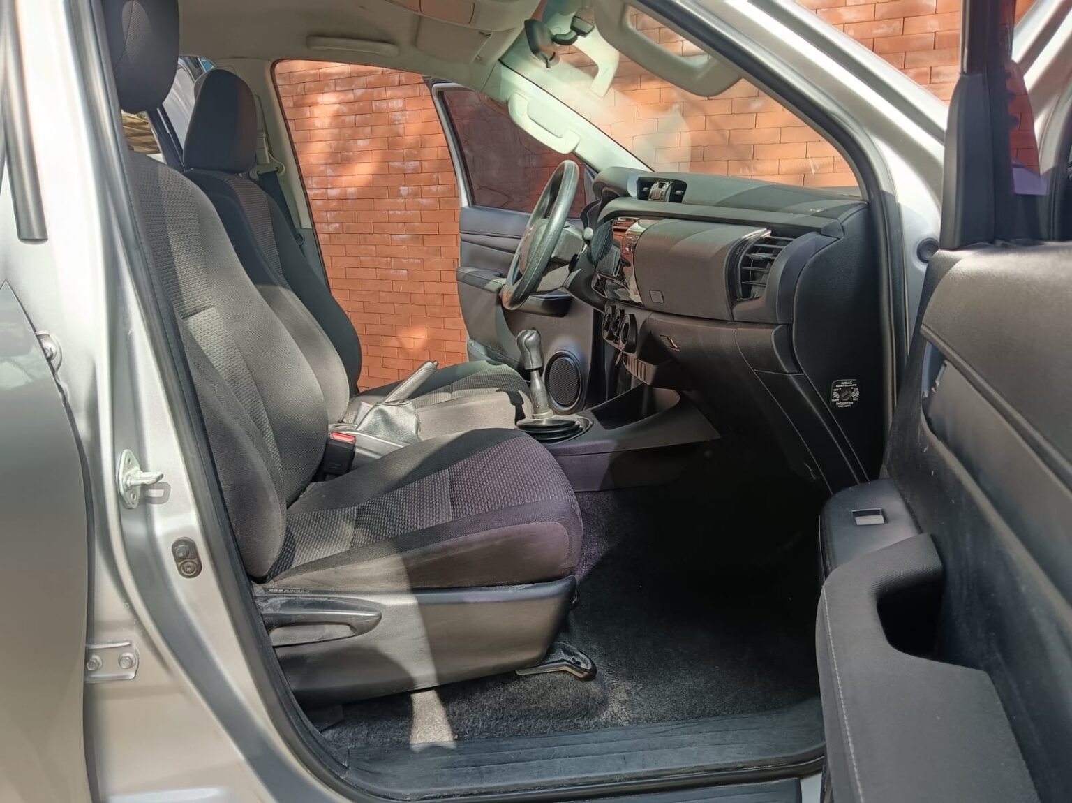 Toyota-Hilux-MT-2023-568KHZ (15)