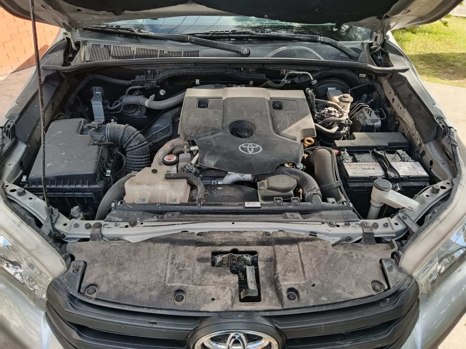 Toyota-Hilux-MT-2023-568KHZ (3)