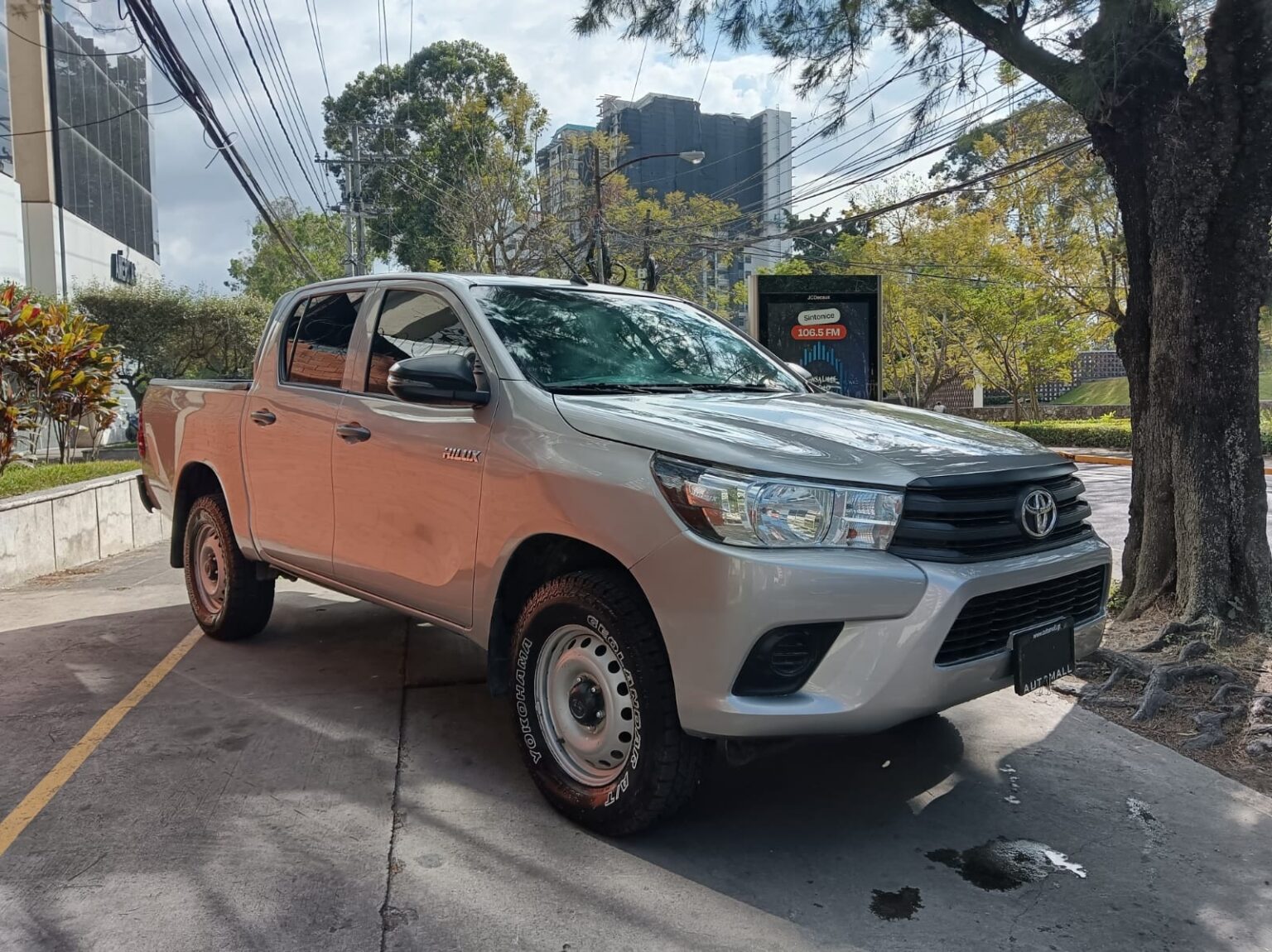 Toyota-Hilux-MT-2023-568KHZ (4)