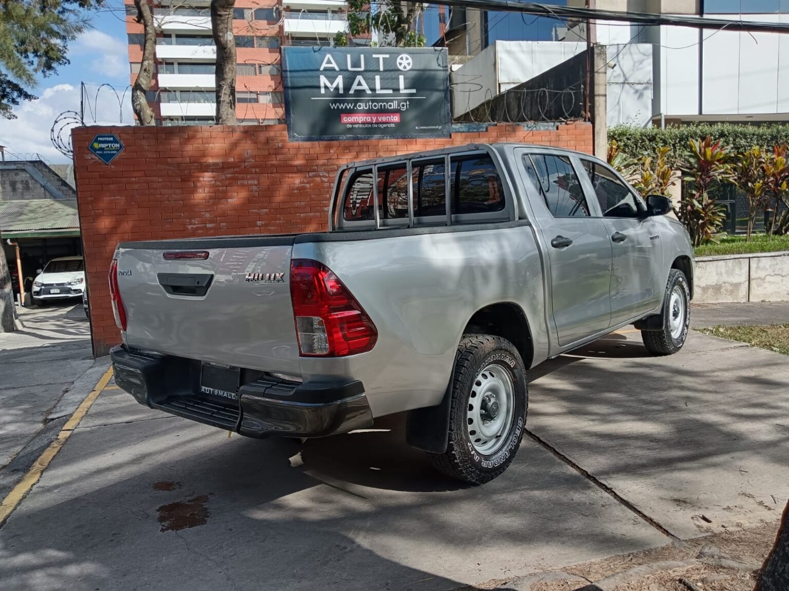 Toyota-Hilux-MT-2023-568KHZ (6)