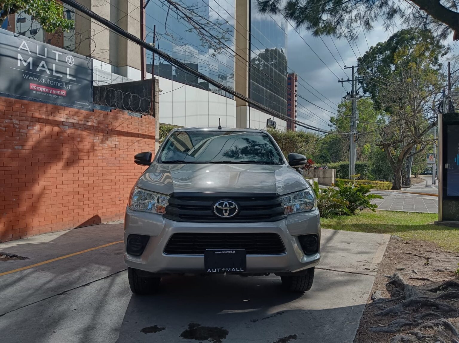 Toyota-Hilux-MT-2023-568KHZ (7)