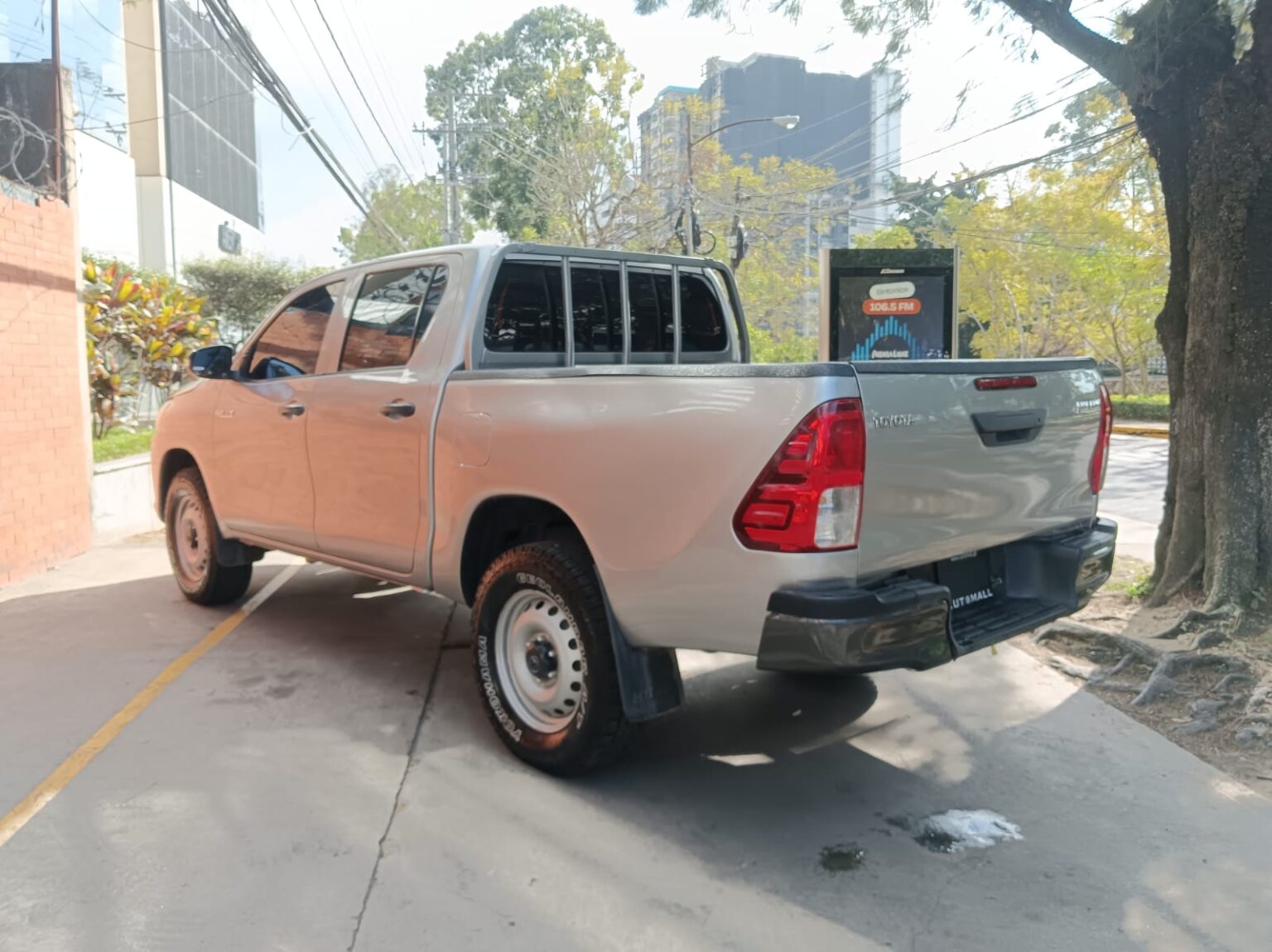 Toyota-Hilux-MT-2023-568KHZ (8)