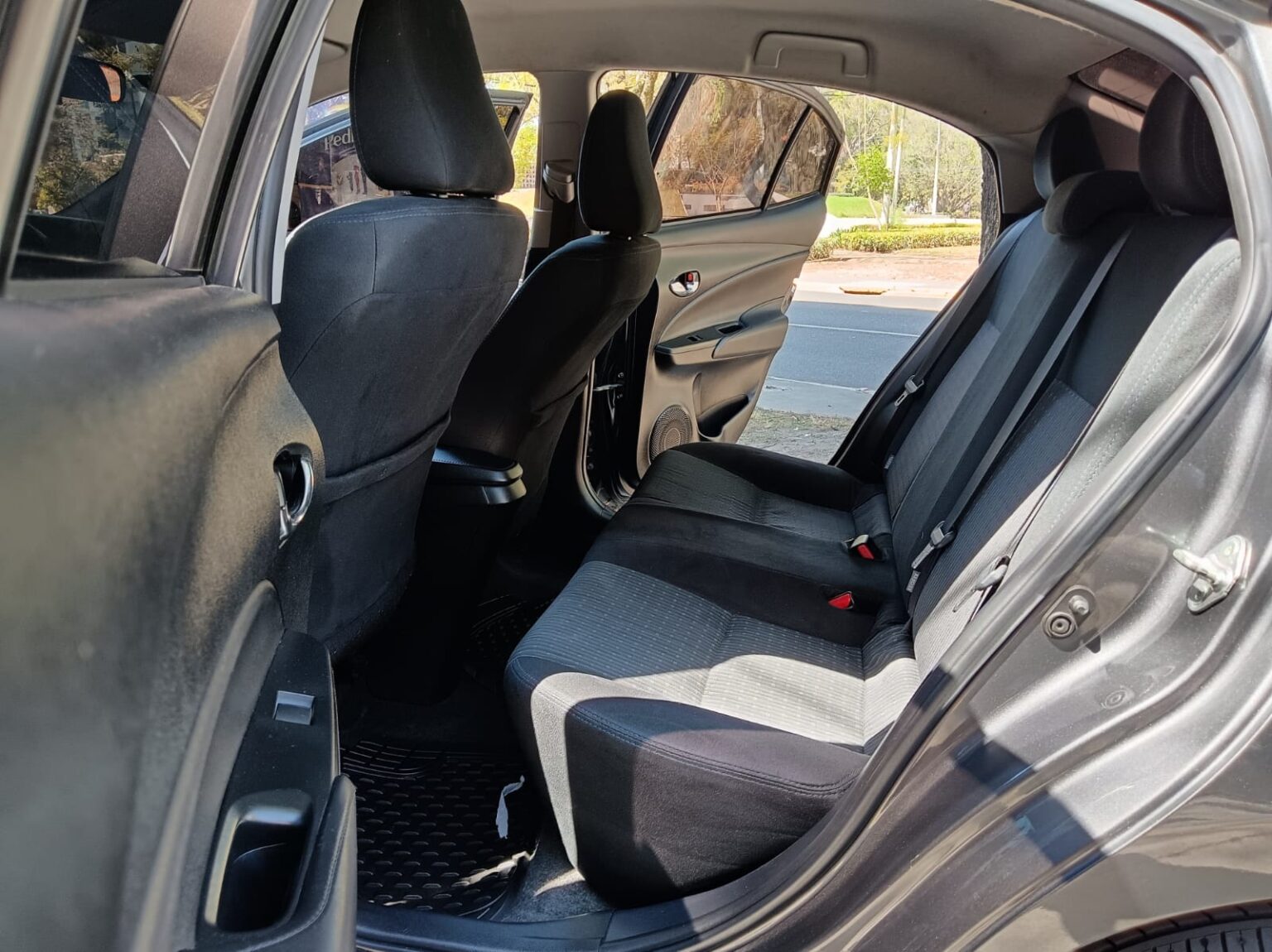 Toyota-Yaris-E-2023-215JXX (12)