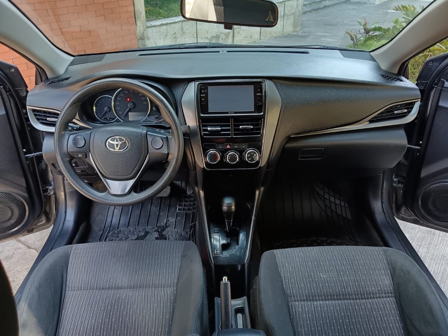 Toyota-Yaris-E-2023-215JXX (6)