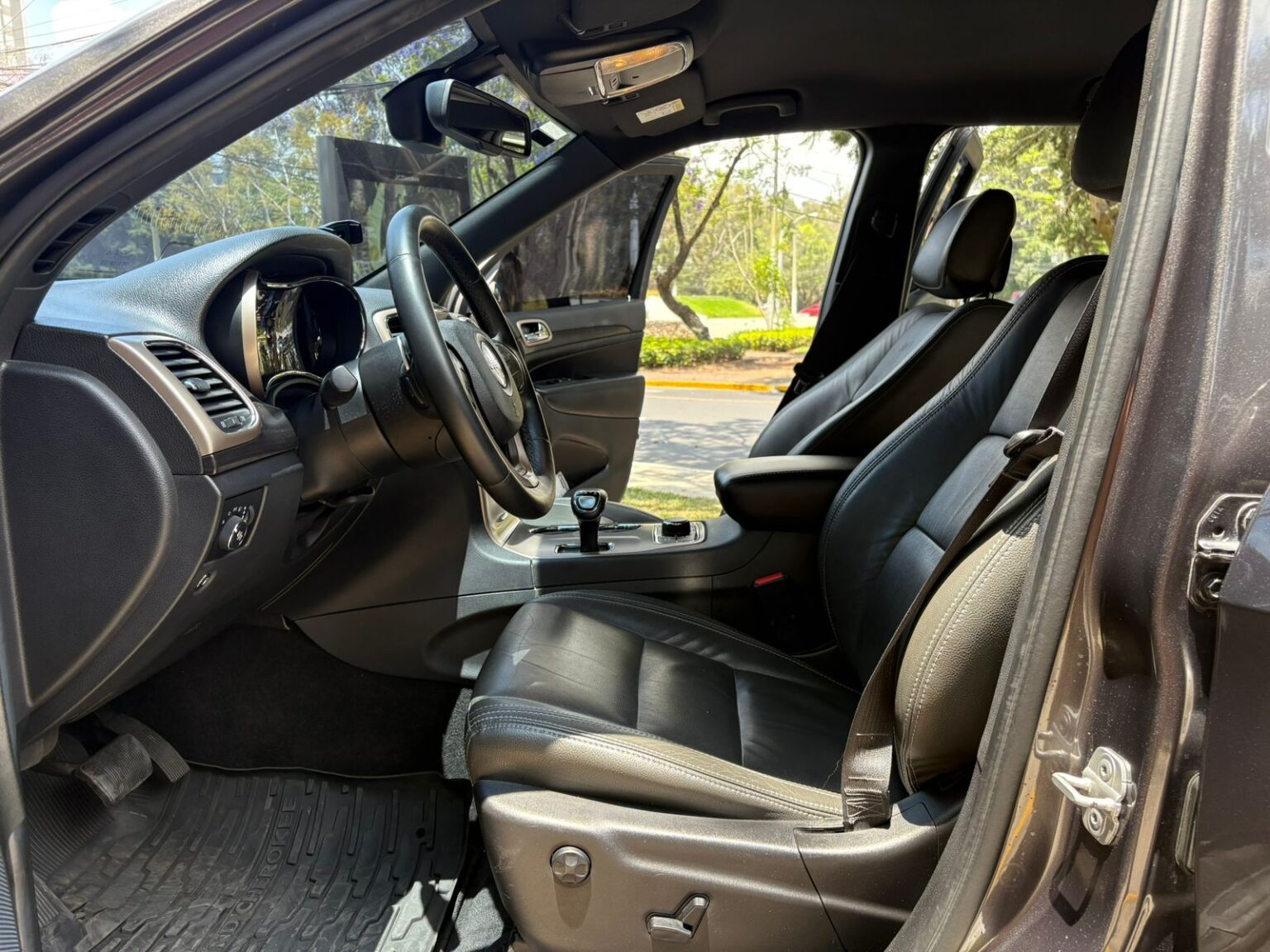 Jeep-Gran-Cherokee-Laredo-2014-023FPF (8)