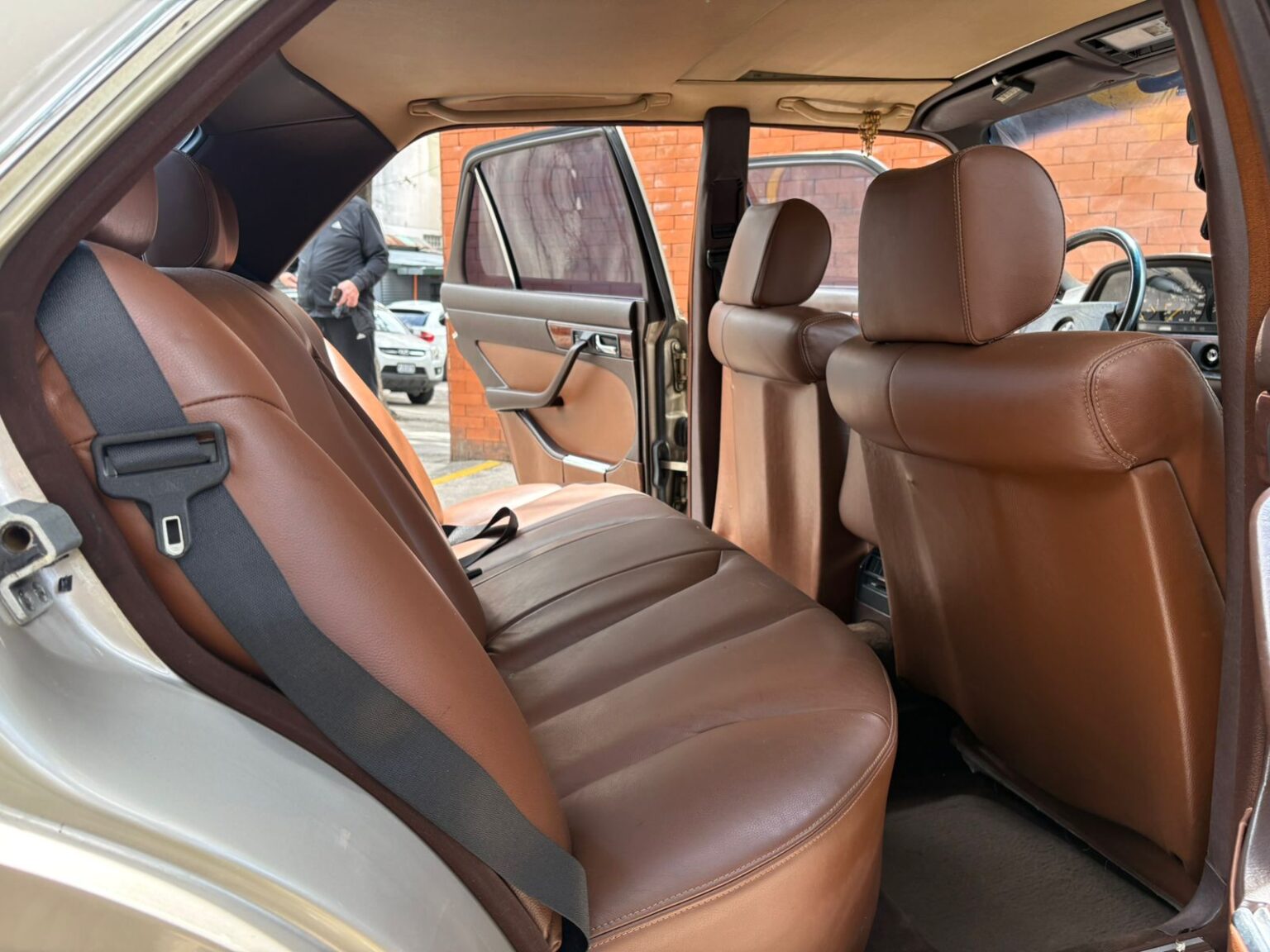 Mercedes-Benz-500SL-1987-225BMP (11)