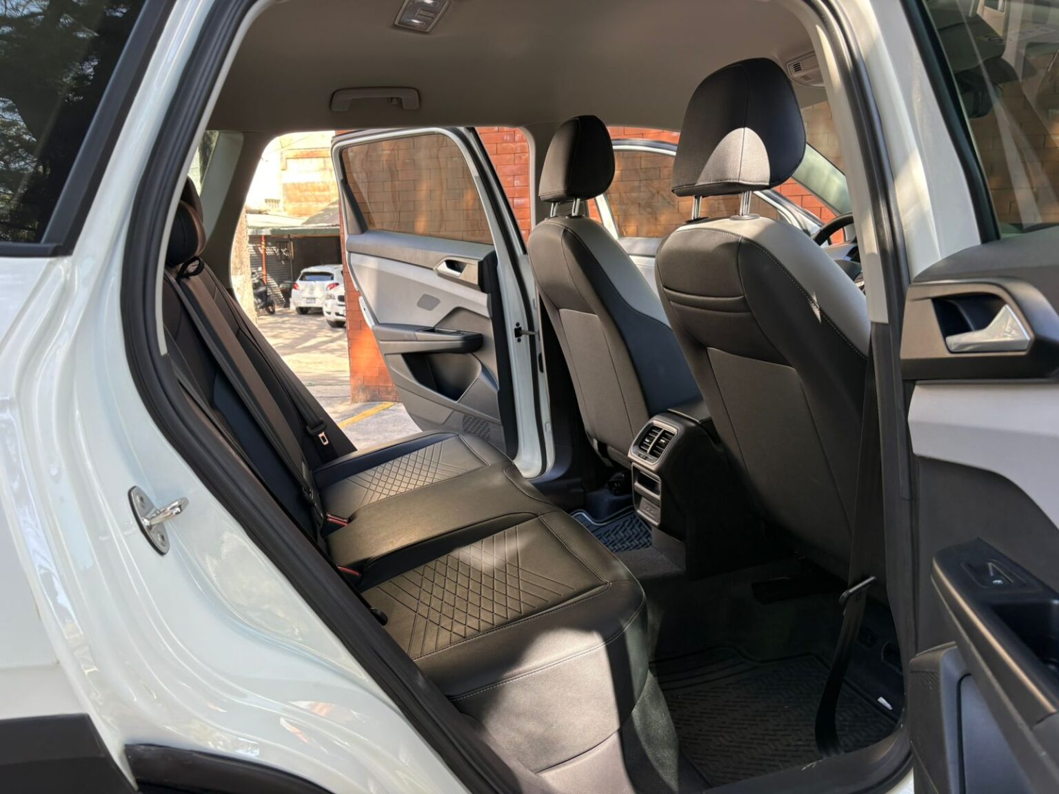 Volkswagen-Taos-2023-611KNH (12)