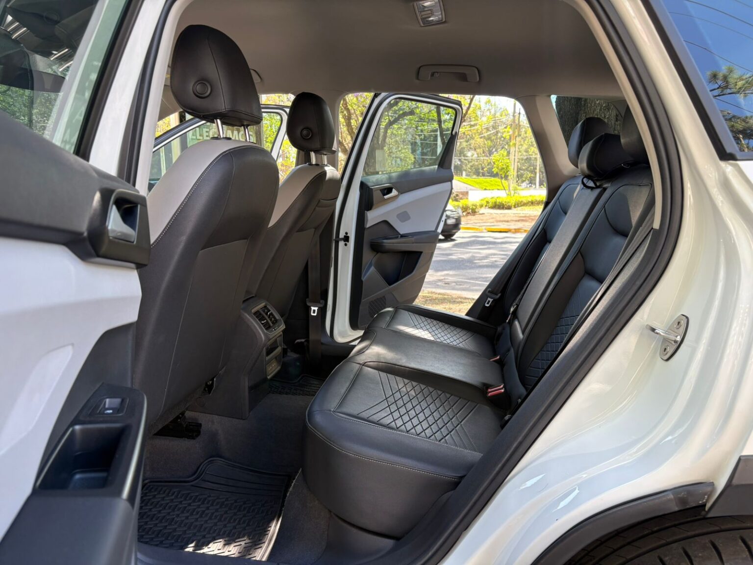 Volkswagen-Taos-2023-611KNH (13)