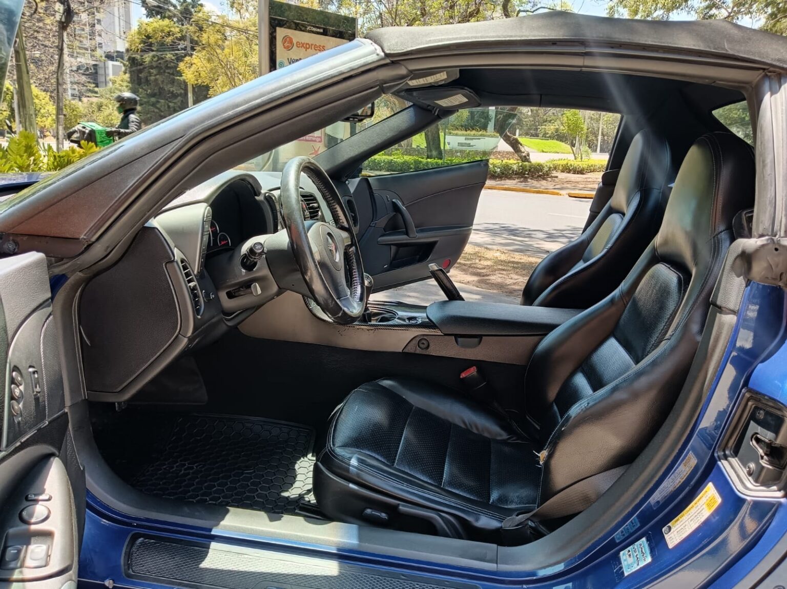 Chevrolet-Corvette-Comvertible-2006-871KHQ (6)