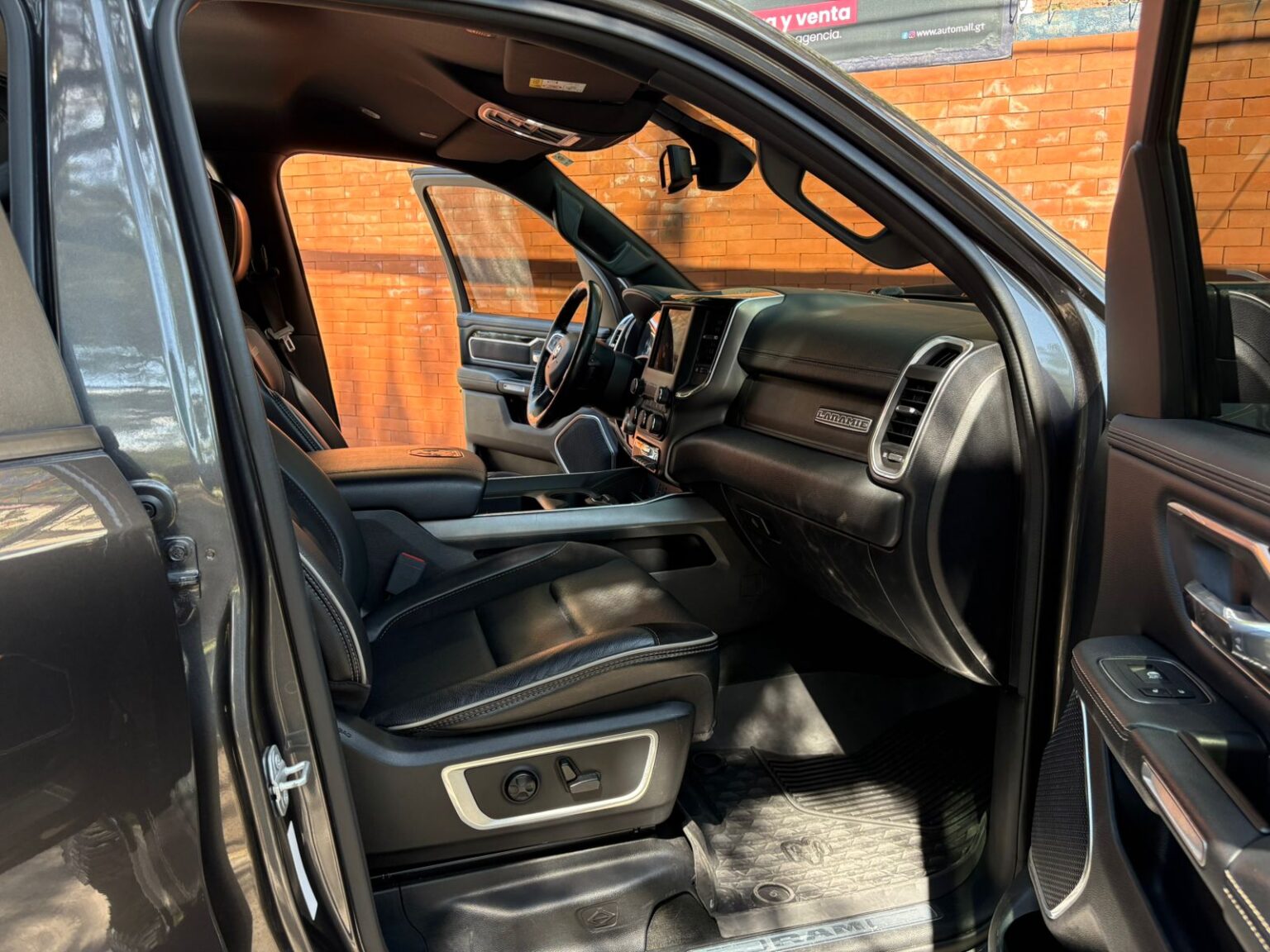 Ram-Ram1500-Laramie-2020-403HPJ (10)